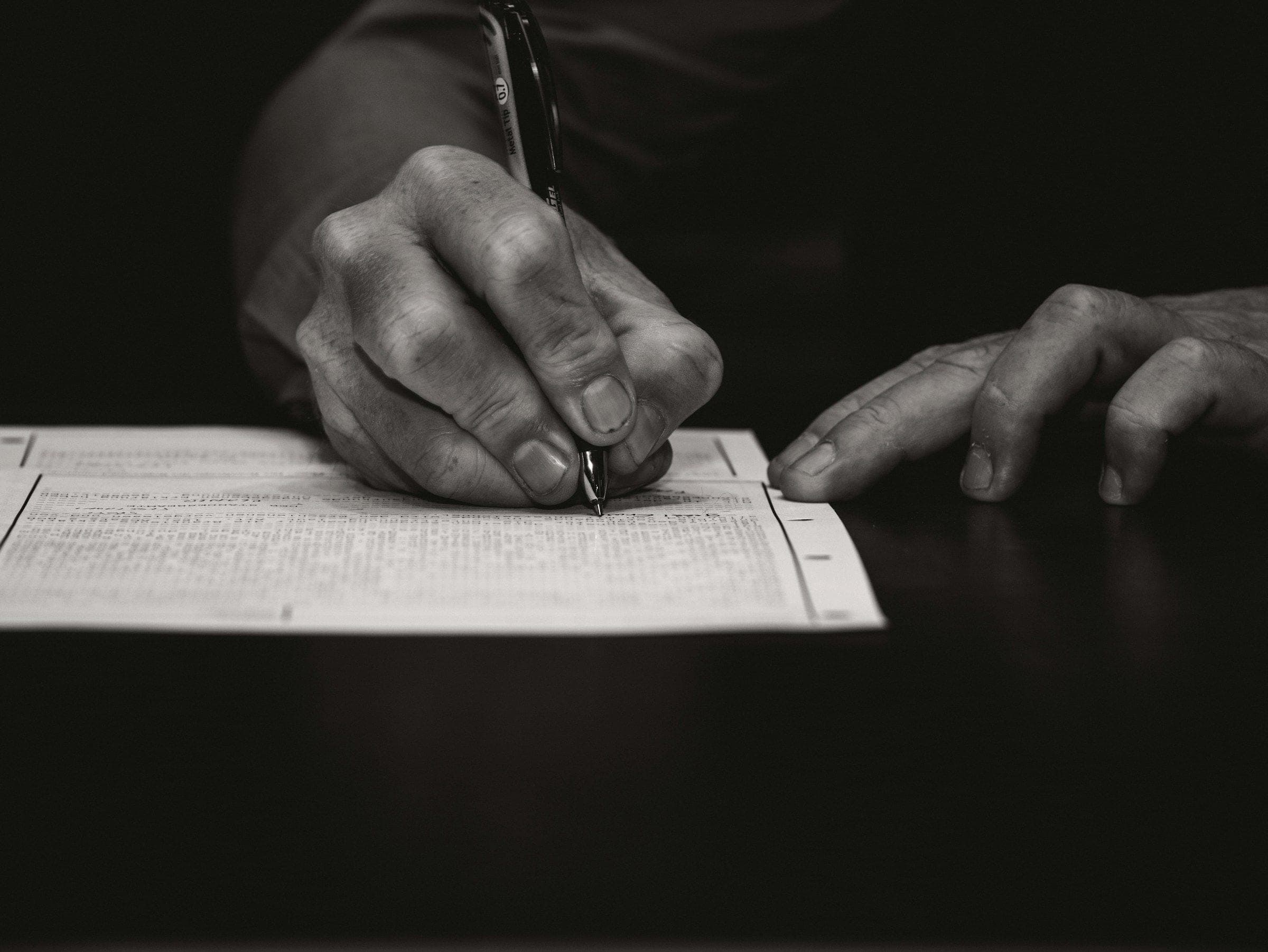 Signature d’un document au stylo plume